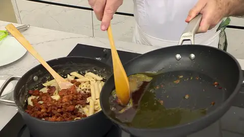 Incorpora la carne de los chorizos Incorpora la carne de los chorizos