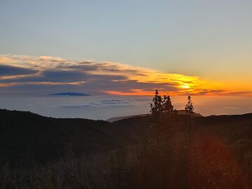 Foto sacada desde la isla de la Isla de la Gomera donde se puede apreciar luz verde o rayo verde cerca de la isla de el Hierro 