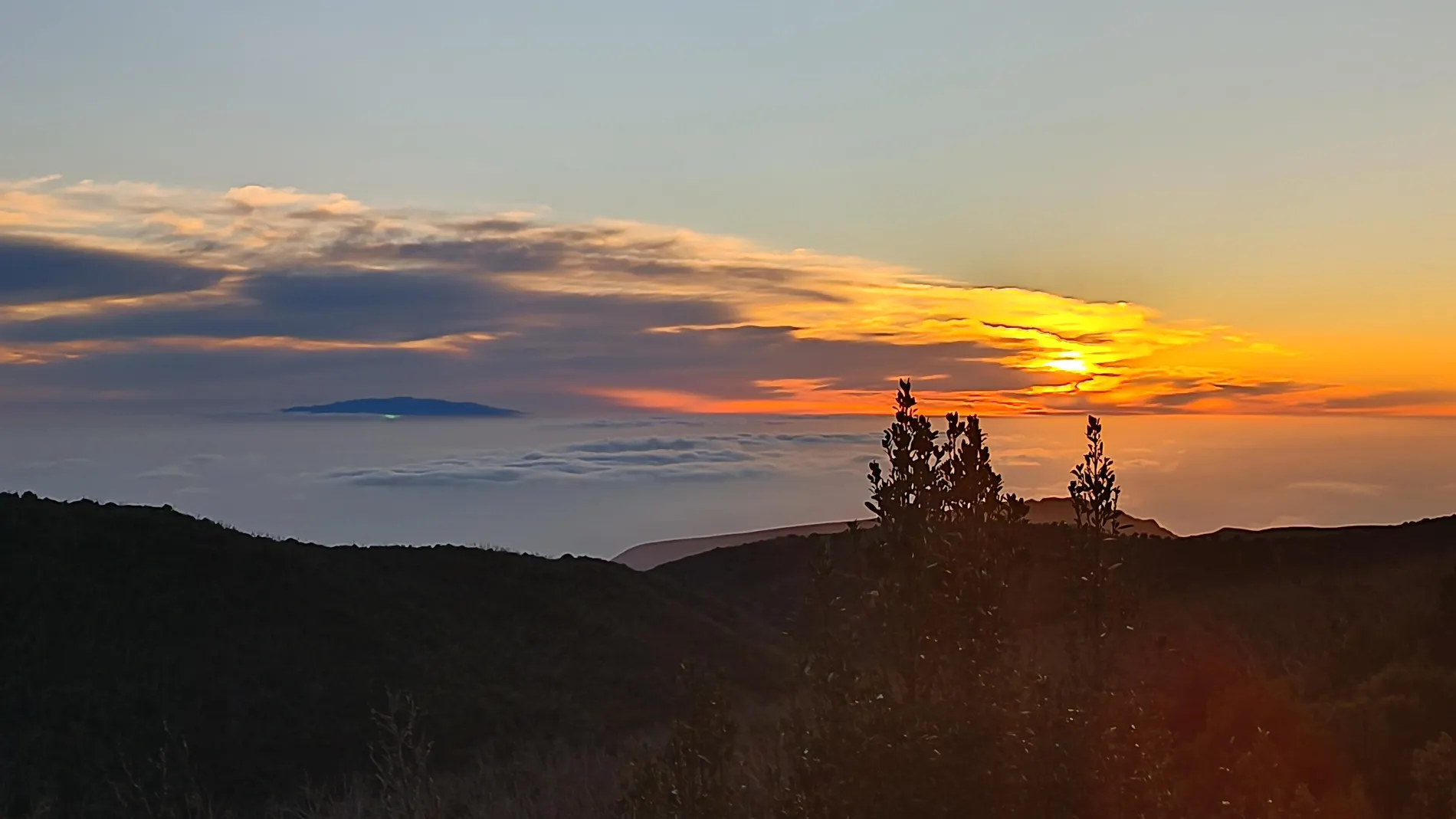 Foto sacada desde la isla de la Isla de la Gomera donde se puede apreciar luz verde o rayo verde cerca de la isla de el Hierro Foto sacada desde la isla de la Isla de la Gomera donde se puede apreciar luz verde o rayo verde cerca de la isla de el Hierro