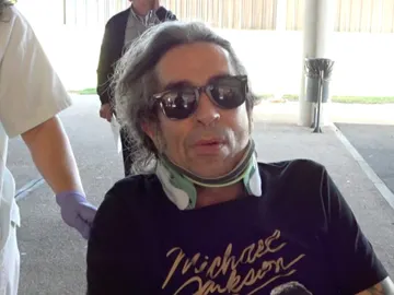 Mario Vaquerizo saliendo del hospital Mario Vaquerizo saliendo del hospital