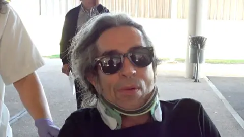 Mario Vaquerizo saliendo del hospital Mario Vaquerizo saliendo del hospital