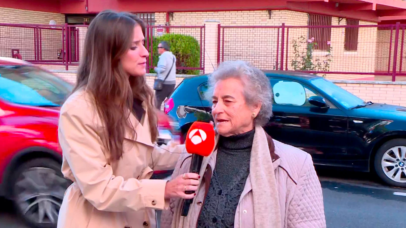 El ruego de una anciana con la casa okupada.
