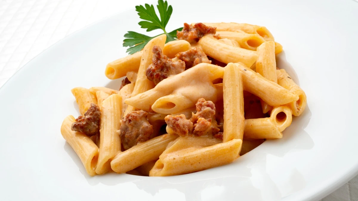 Macarrones con chorizo y salsa aurora, la "receta humilde pero contundente" de Karlos Arguiñano Macarrones con chorizo y salsa aurora, la "receta humilde pero contundente" de Karlos Arguiñano