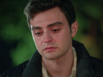 En el pr&oacute;ximo cap&iacute;tulo de Hermanos: &Ouml;mer, entre l&aacute;grimas, quema todos los recuerdos que tiene con S&uuml;sen