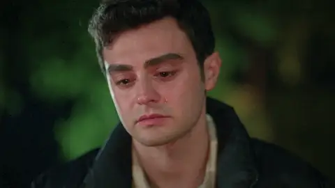En el próximo capítulo de Hermanos: Ömer, entre lágrimas, quema todos los recuerdos que tiene con Süsen En el próximo capítulo de Hermanos: Ömer, entre lágrimas, quema todos los recuerdos que tiene con Süsen