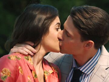 &iexcl;Beso robado! Jacinto se lanza a Carmen y ella&hellip; &iexcl;le cruza la cara! 