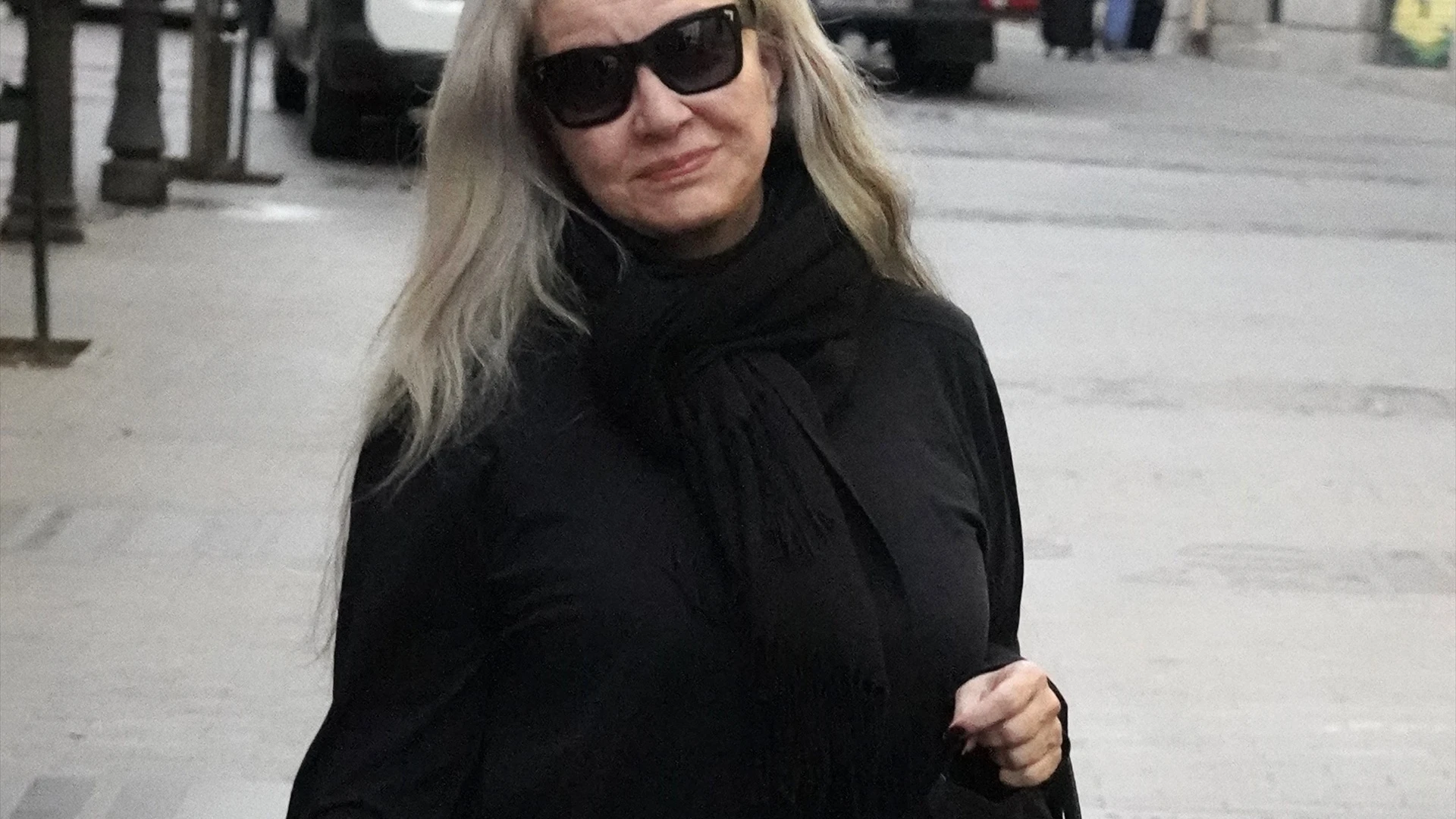 Alaska atiende a la prensa tras el ingreso hospitalario de Mario Vaquerizo tras su ca&iacute;da