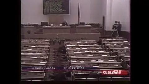 Asesinado el primer ministro de armenio en el asalto al parlamento de Armenia Efemérides de hoy 27 de octubre de 2024: Asesinado el primer ministro de armenio en el asalto al parlamento de Armenia