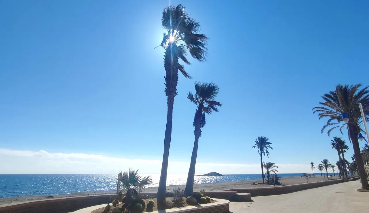 Día soleado en playa urbana de El Ancón en CARBONERAS (Almería)