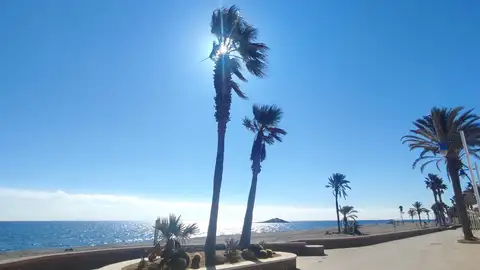 Día soleado en playa urbana de El Ancón en CARBONERAS (Almería) Día soleado en playa urbana de El Ancón en CARBONERAS (Almería)
