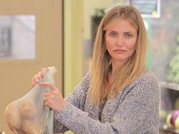 Cameron Diaz comprando en el mercado patatas