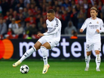 Kylian Mbappé controla un balón en el partido ante el Lille