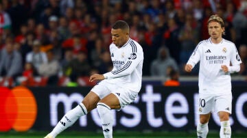 Kylian Mbappé controla un balón en el partido ante el Lille