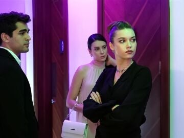 Ferit, Pelin y Seyrat en Una nueva vida