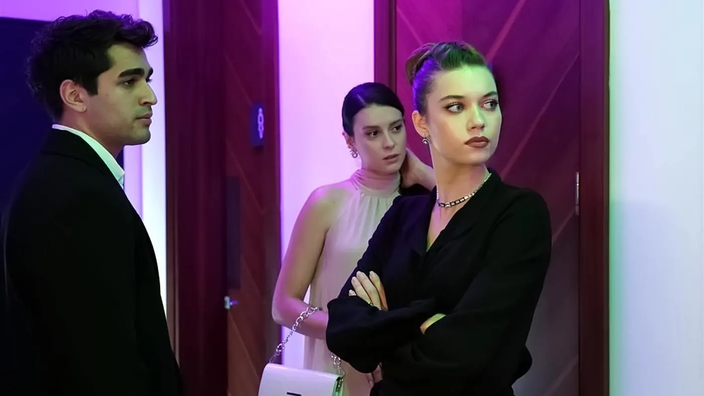 Ferit, Pelin y Seyrat en Una nueva vida