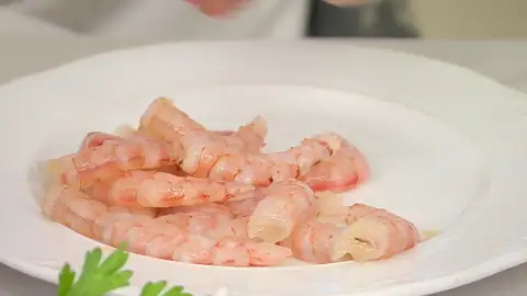 Pela las gambas, retírales el intestino y resérvalas Pela las gambas, retírales el intestino y resérvalas