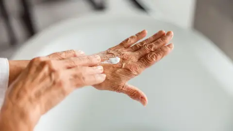 Echarse crema en las manos Echarse crema en las manos