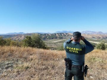 Un Guardia Civil en el lugar donde se perdió la pista a la avioneta desaparecida