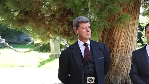 Cayetano Martínez de Irujo con falda escocesa Cayetano Martínez de Irujo con falda escocesa