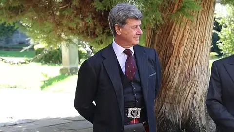 El look de Cayetano Martínez de Irujo con una falda escocesa El look de Cayetano Martínez de Irujo con una falda escocesa