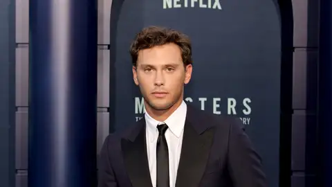 Cooper Koch en la premiere de Monstruos: La historia de Lyle y Erik Menéndez Cooper Koch en la premiere de Monstruos: La historia de Lyle y Erik Menéndez