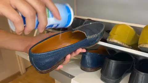 Espolvorear bicarbonato dentro del zapato Espolvorear bicarbonato dentro del zapato