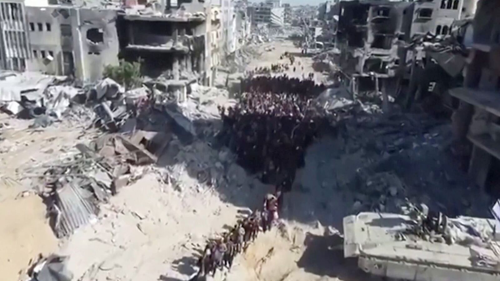 La imagen apocalíptica de centenares de refugiados huyendo de la guerra de Gaza y rodeados de escombros