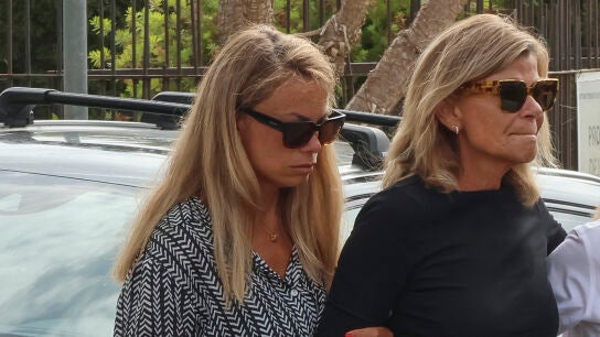 Carla Goyanes y Cari Lapique, en el entierro de Caritina Goyanes