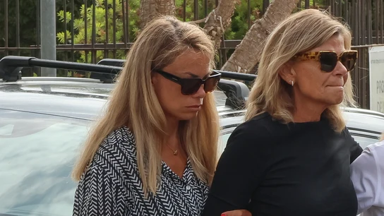 Carla Goyanes y Cari Lapique, en el entierro de Caritina Goyanes Carla Goyanes y Cari Lapique, en el entierro de Caritina Goyanes