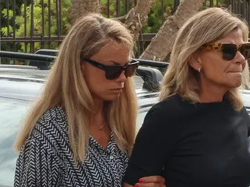 Carla Goyanes y Cari Lapique, en el entierro de Caritina Goyanes Carla Goyanes y Cari Lapique, en el entierro de Caritina Goyanes