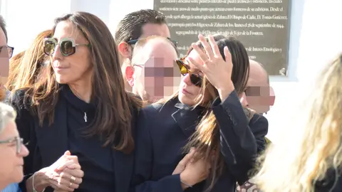 Paz Padilla, de la mano de Anna Ferrer, en el funeral de su hermano Luis Paz Padilla, de la mano de Anna Ferrer, en el funeral de su hermano Luis