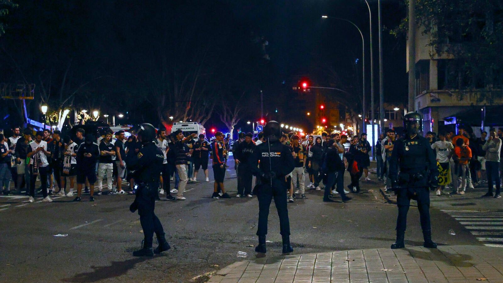 VÍDEO | Cargas policiales frente a Mestalla para frenar las protestas valencianistas: 