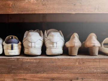Zapatos colocados en un zapatero Zapatos colocados en un zapatero