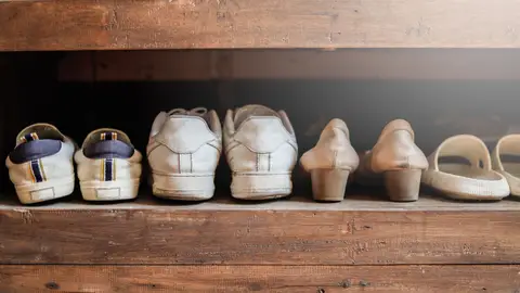 Zapatos colocados en un zapatero Zapatos colocados en un zapatero