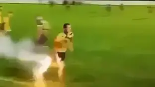 Momento en el que el petardo explota en la mano de Fabio Schifano Momento en el que el petardo explota en la mano de Fabio Schifano