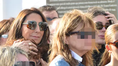 Paz Padilla, junto a su hija, abatida en el funeral de su hermano Luis Paz Padilla, junto a su hija, abatida en el funeral de su hermano Luis