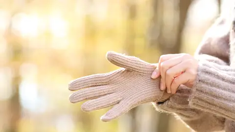 Poniéndose guantes Poniéndose guantes