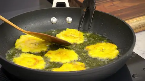 Tostones o patacones, así es la novedad de Arguiñano en la cocina: "Muy curioso y rico para aperitivo o para guarnición" Tostones o patacones, así es la novedad de Arguiñano en la cocina: "Muy curioso y rico para aperitivo o para guarnición"