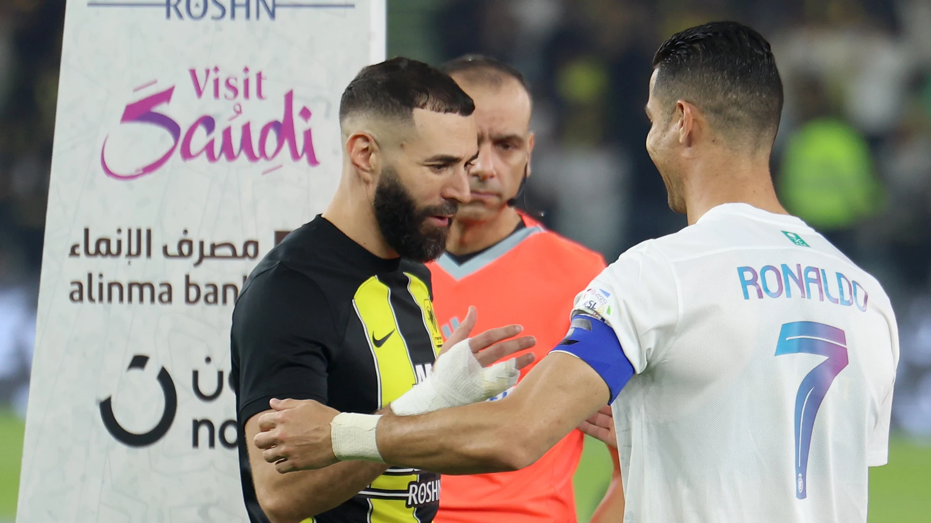 Cristiano Ronaldo y Karim Benzema se saludan antes de un partido en el Prince Abdullah Al Faisal Stadium Cristiano Ronaldo y Karim Benzema se saludan antes de un partido en el Prince Abdullah Al Faisal Stadium