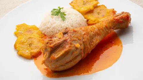 Pavo en salsa con arroz y plátano frito Pavo en salsa con arroz y plátano frito