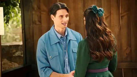 La sorpresa de despedida de Carmen a Jacinto antes de marcharse para siempre: ¡le consigue un trabajo en la tienda de Barcelona! La sorpresa de despedida de Carmen a Jacinto antes de marcharse para siempre: ¡le consigue un trabajo en la tienda de Barcelona!