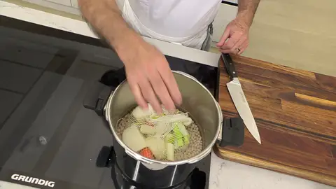 Pon las alubias en la olla rápida y cúbrelas con agua Pon las alubias en la olla rápida y cúbrelas con agua