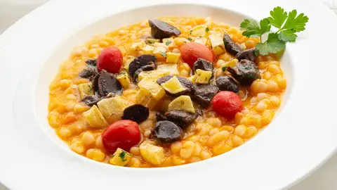 Alubias blancas con mollejas de pato, de Arguiñano: "Una comida sana, barata y divertida" Alubias blancas con mollejas de pato, de Arguiñano: "Una comida sana, barata y divertida"