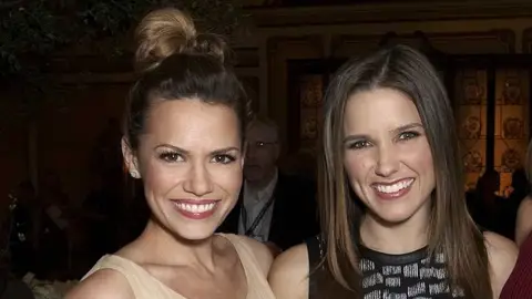 Bethany Joy Lenz y Sophia Bush Bethany Joy Lenz y Sophia Bush