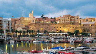 Puerto de Melilla con vista de la antigua ciudad fortaleza.