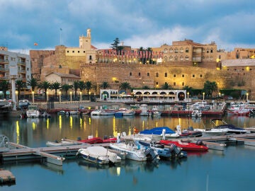 Puerto de Melilla con vista de la antigua ciudad fortaleza.