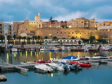 Puerto de Melilla con vista de la antigua ciudad fortaleza. Puerto de Melilla con vista de la antigua ciudad fortaleza.