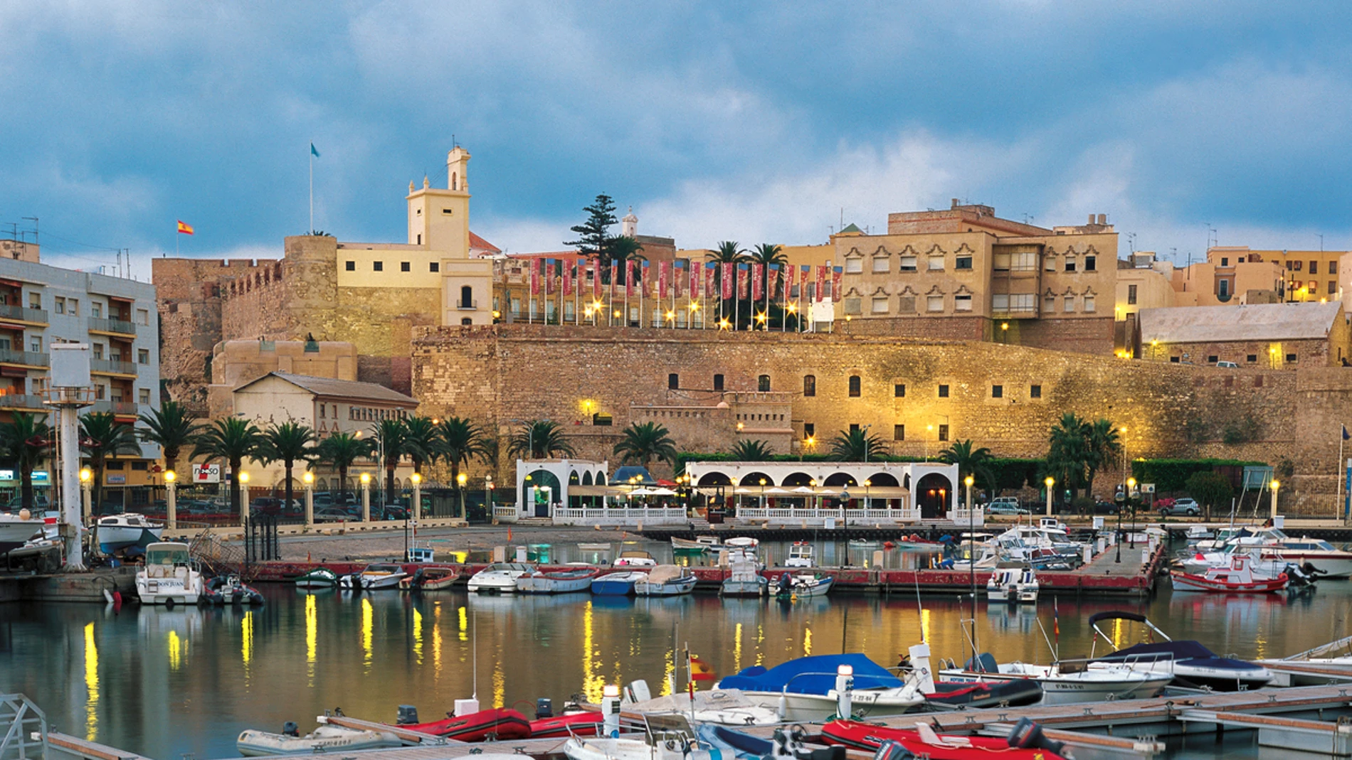 Puerto de Melilla con vista de la antigua ciudad fortaleza. Puerto de Melilla con vista de la antigua ciudad fortaleza.