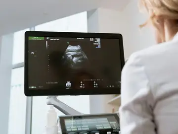 Una ginecóloga realiza una prueba Una ginecóloga realiza una prueba