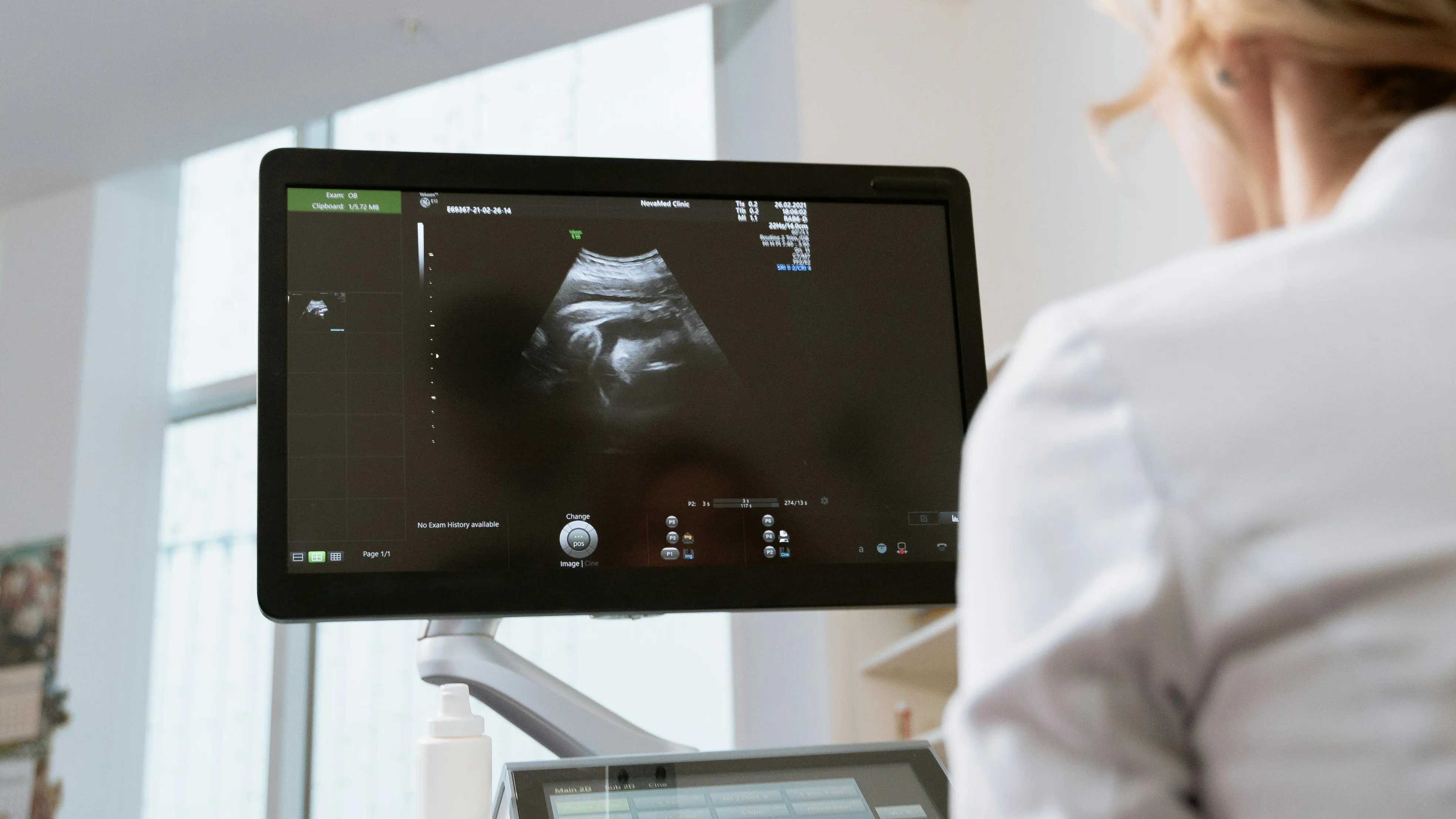 Una ginecóloga realiza una prueba Una ginecóloga realiza una prueba